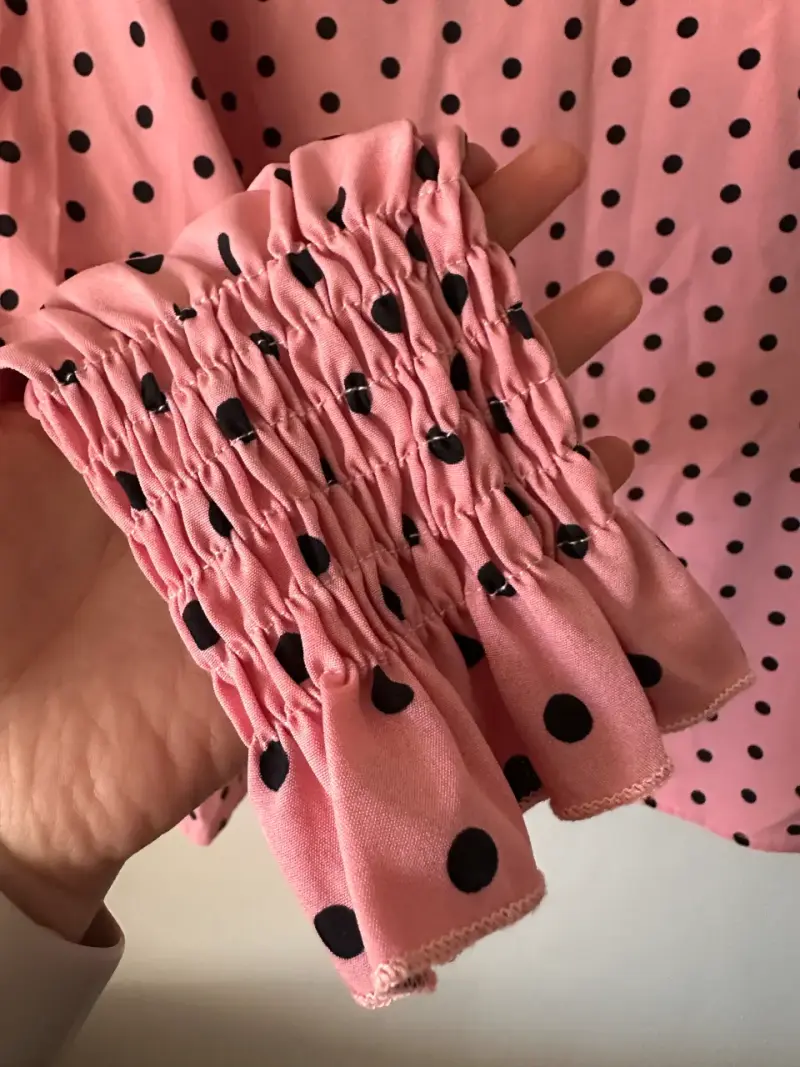 Blusa rosa con lunares negros y mangas abullonadas - 3