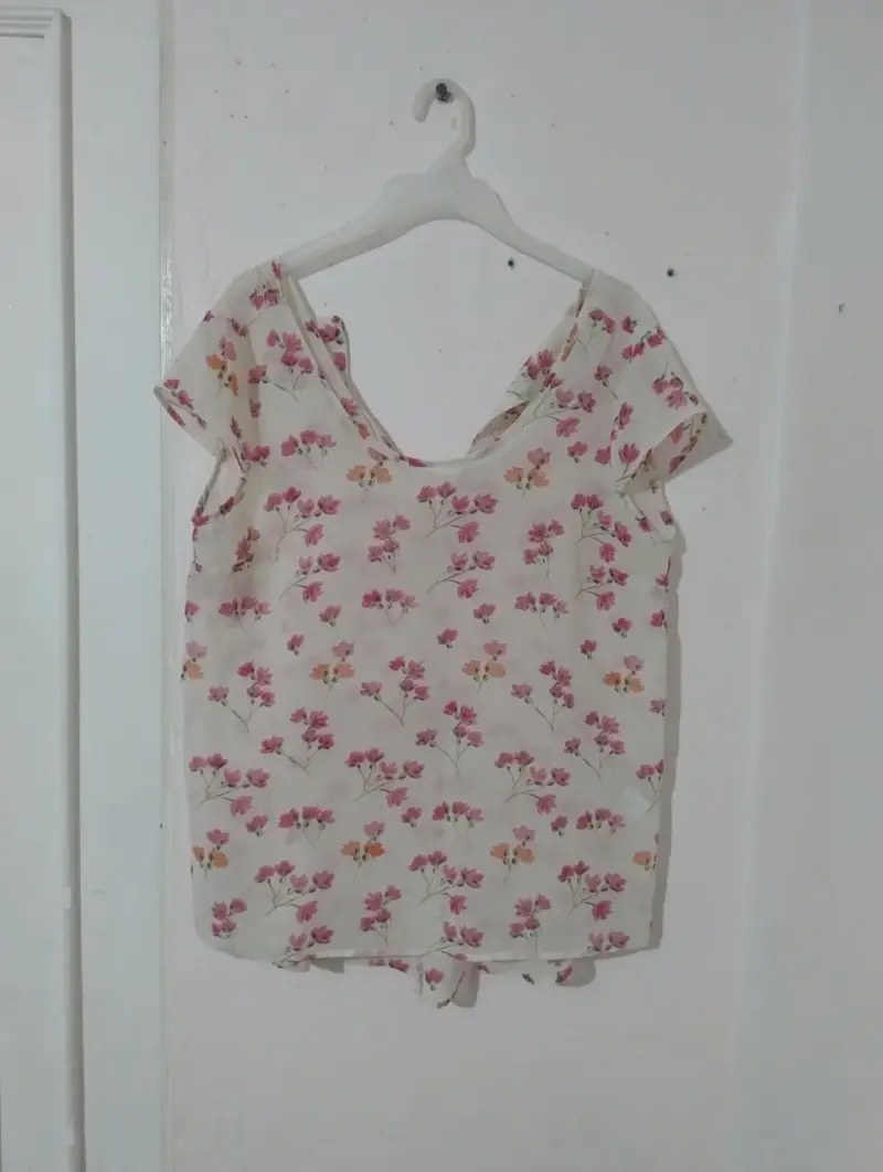 Blusa floral de mujer en tonos rosados