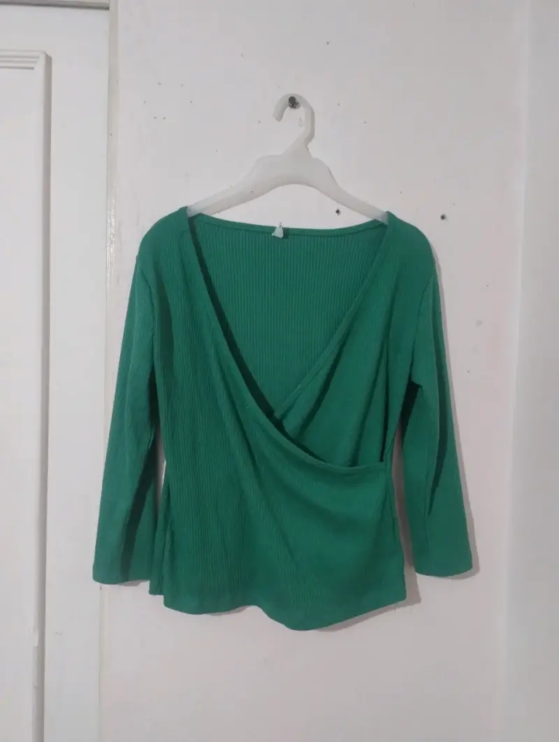 Blusa verde de manga larga con escote cruzado