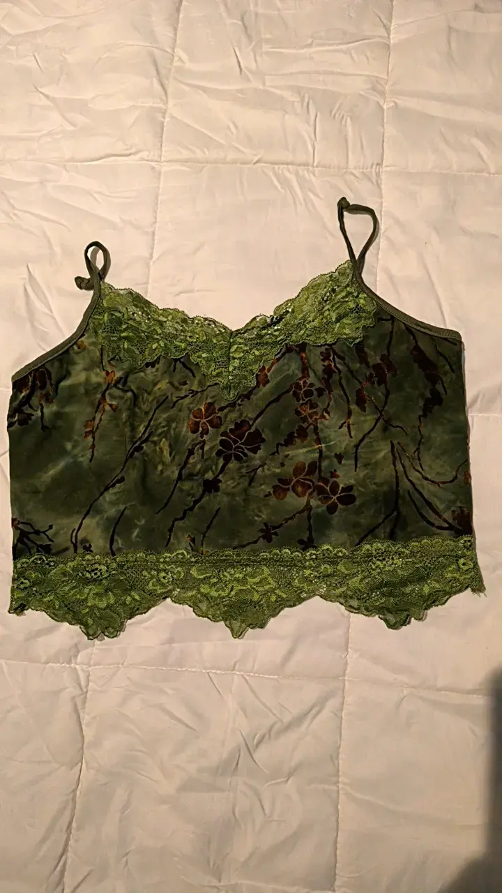 Top de encaje verde con estampado floral