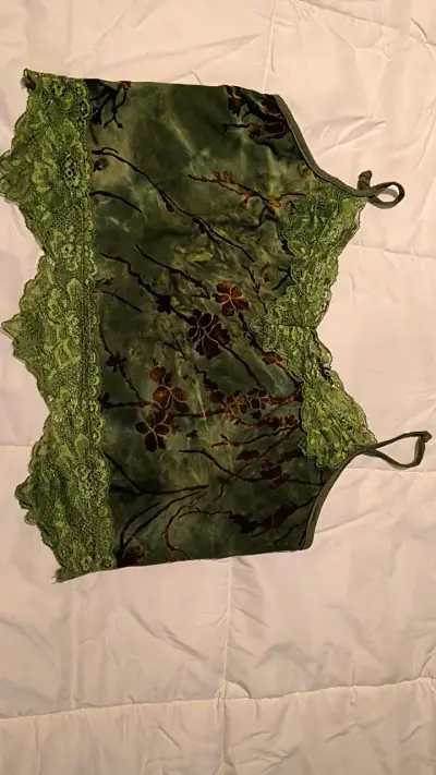 Top de encaje verde con estampado floral - miniatura 2