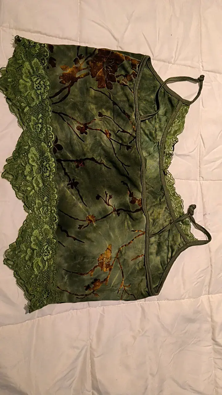 Top de encaje verde con estampado floral - 4