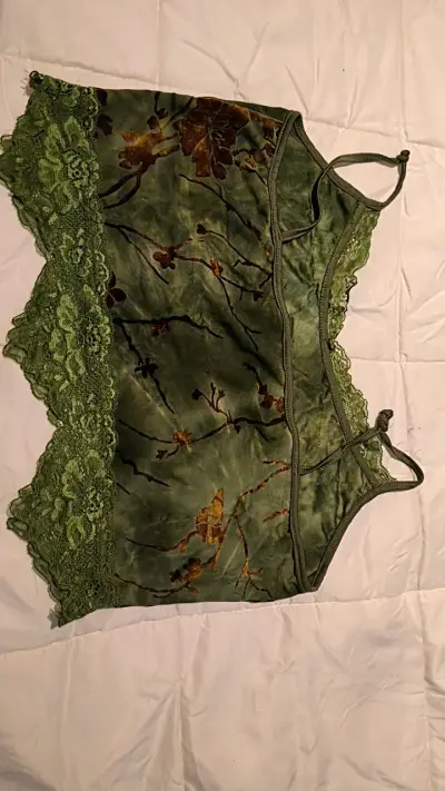 Top de encaje verde con estampado floral - miniatura 4