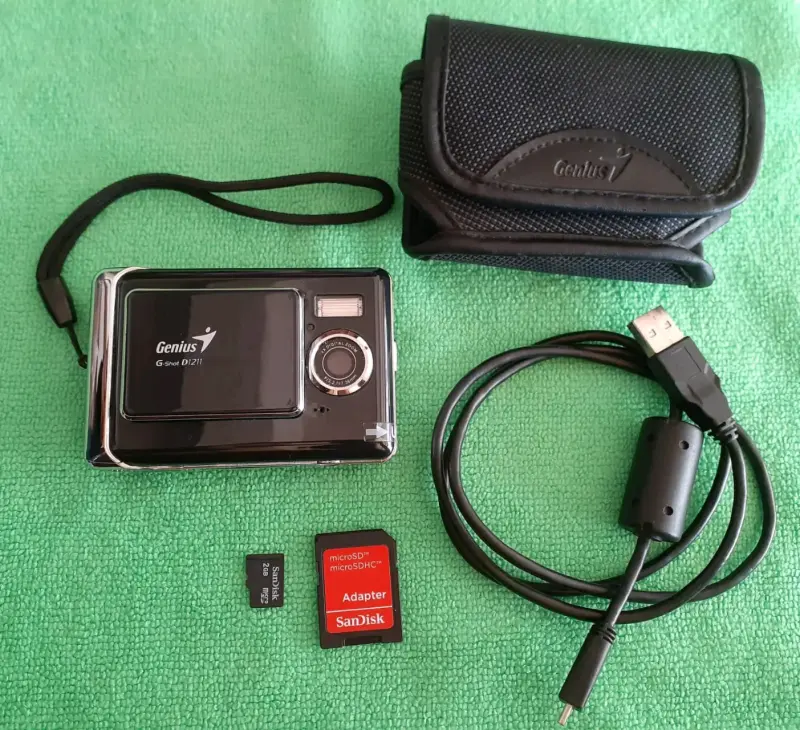 Cámara digital Genius G-Shot D1211 con accesorios - 1
