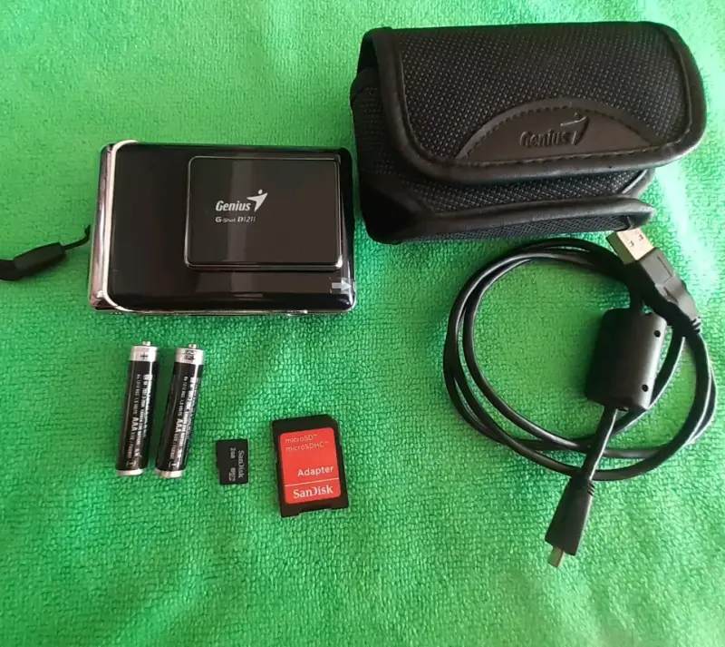 Cámara digital Genius G-Shot D1211 con accesorios - 2