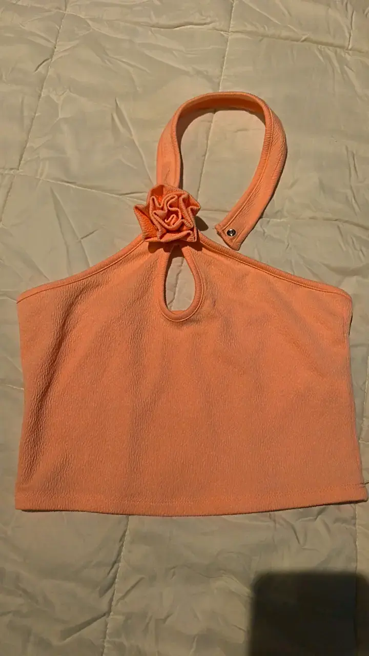 Top halter color damasco con detalle de flor