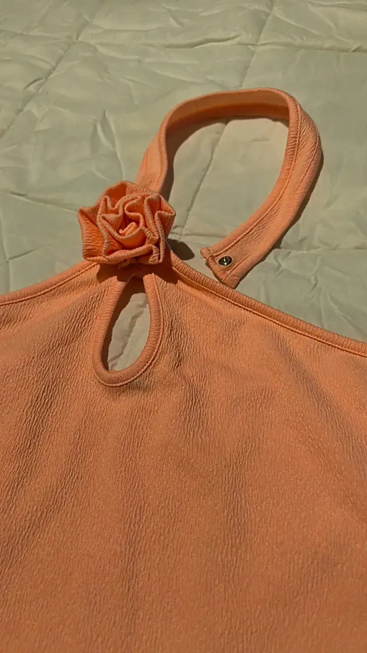 Top halter color damasco con detalle de flor - 3