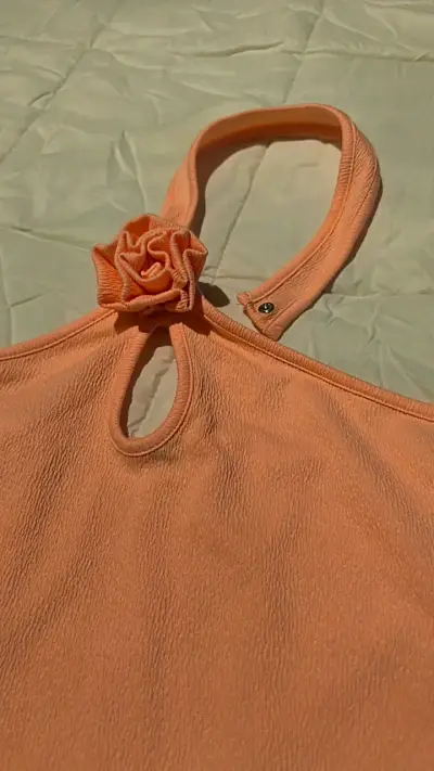 Top halter color damasco con detalle de flor - miniatura 3