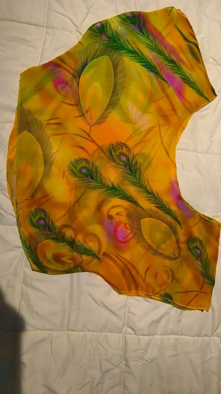 Blusa de gasa estampada con plumas de pavo real