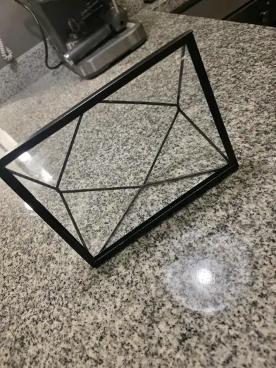 Marco decorativo geométrico de metal negro - miniatura 1