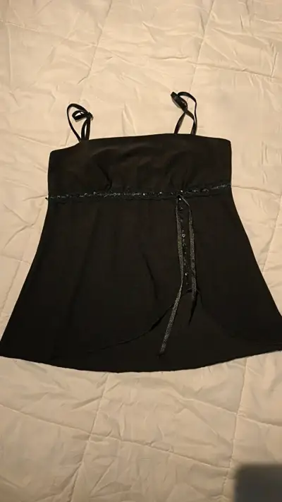 Top negro con tirantes y detalle de encaje lenteju - miniatura 1