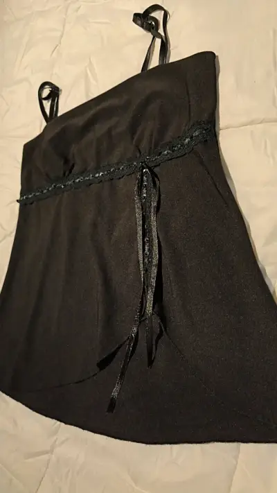Top negro con tirantes y detalle de encaje lenteju - miniatura 3