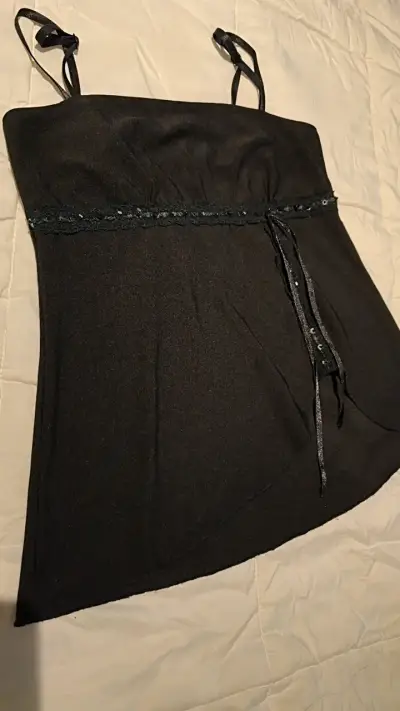 Top negro con tirantes y detalle de encaje lenteju - miniatura 4