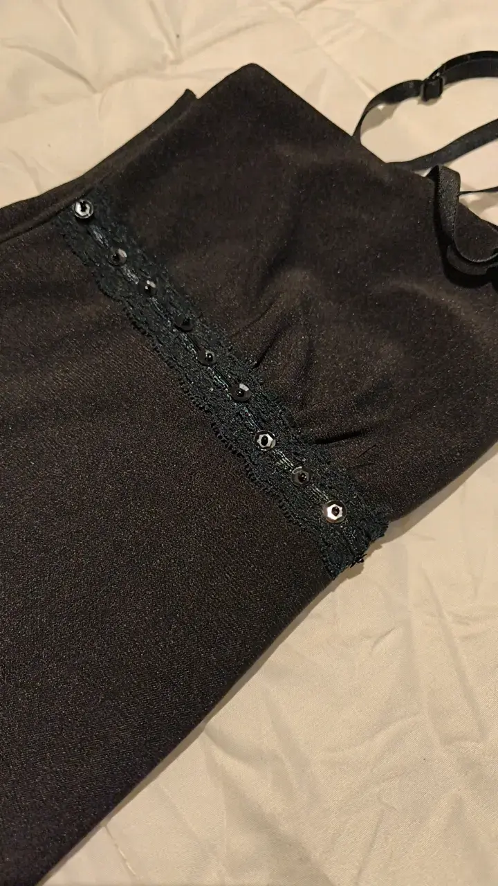 Top negro con tirantes y detalle de encaje lenteju - 6
