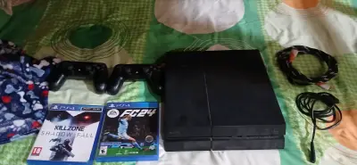 Consola PS4 con dos juegos y dos controles - miniatura 1