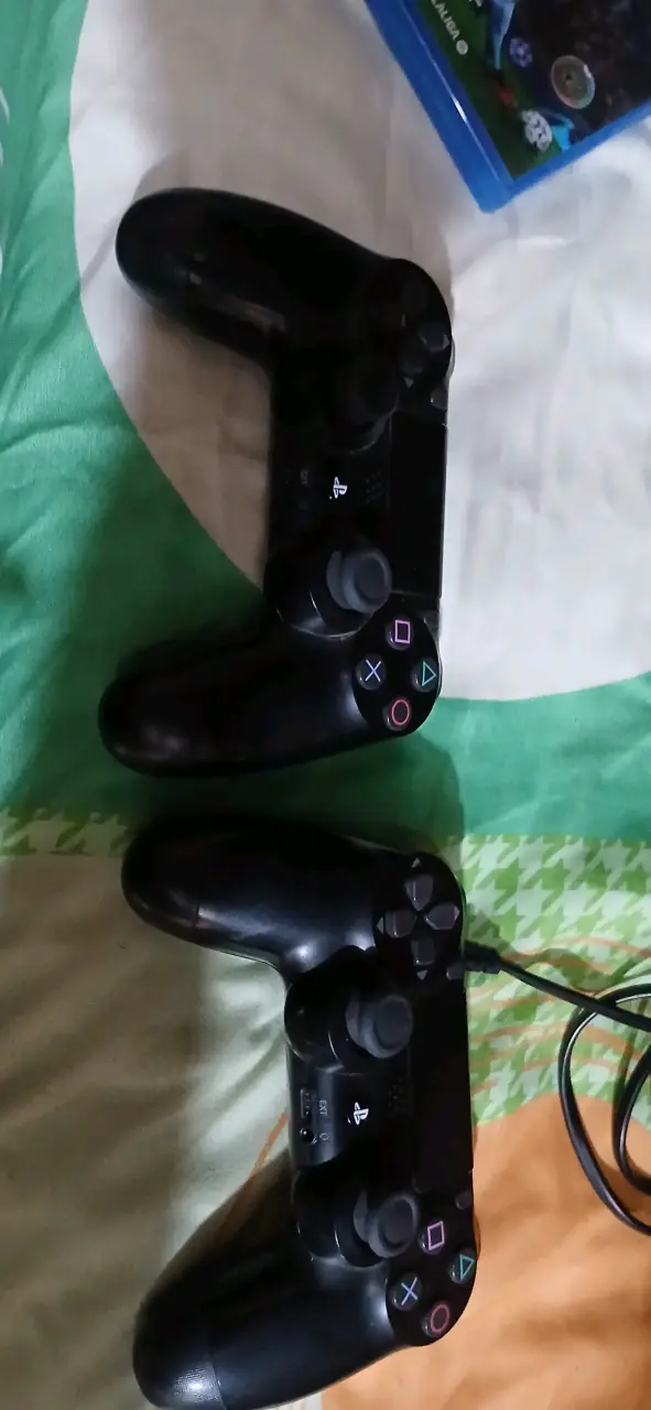 Consola PS4 con dos juegos y dos controles - 5