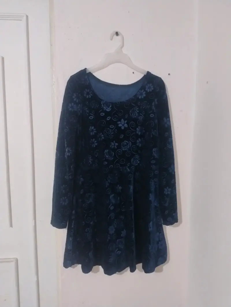 Vestido de terciopelo azul con estampado floral