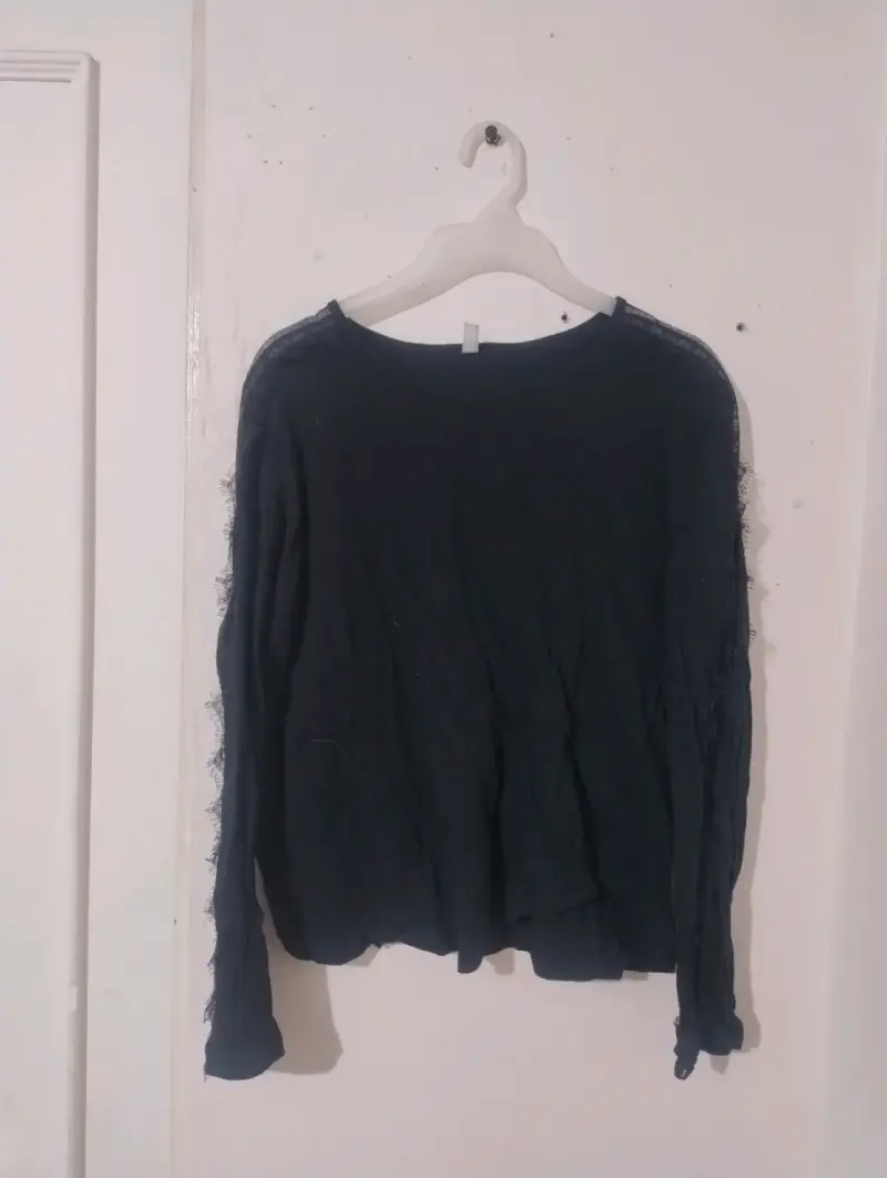 Polera negra de manga larga con encaje