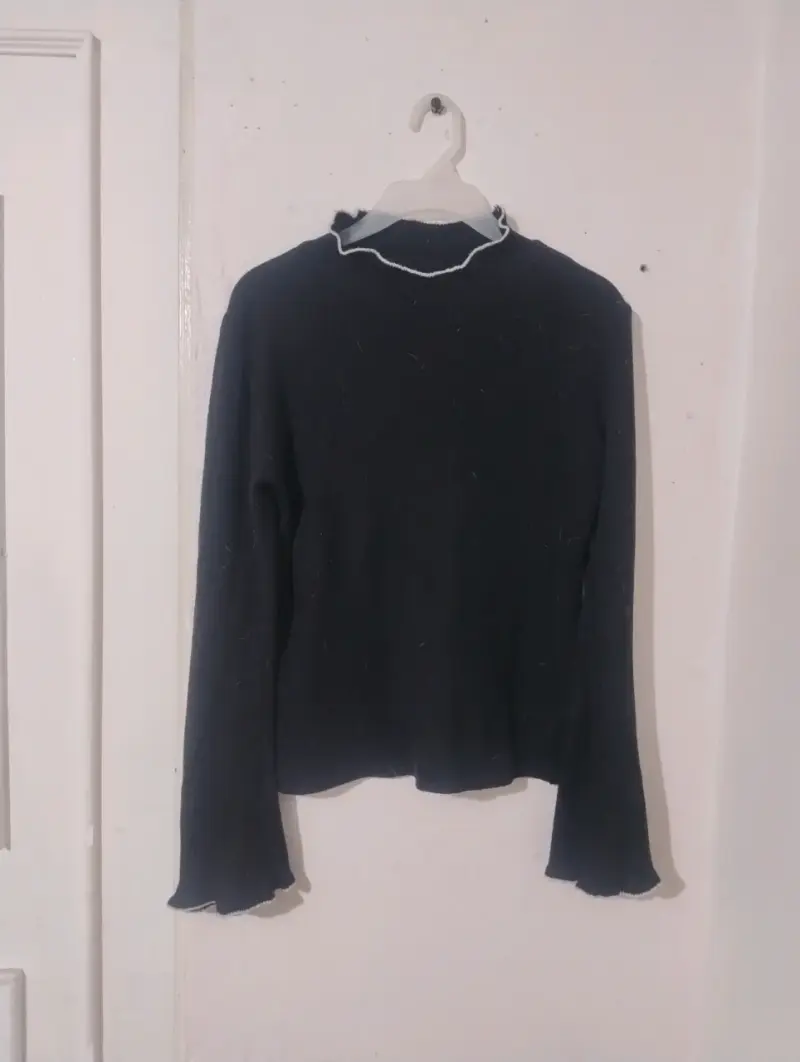 Polera negra de manga larga con cuello alto