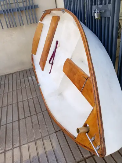 Bote de madera pequeño para pesca o recreación - miniatura 1
