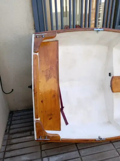 Bote de madera pequeño para pesca o recreación - miniatura 2