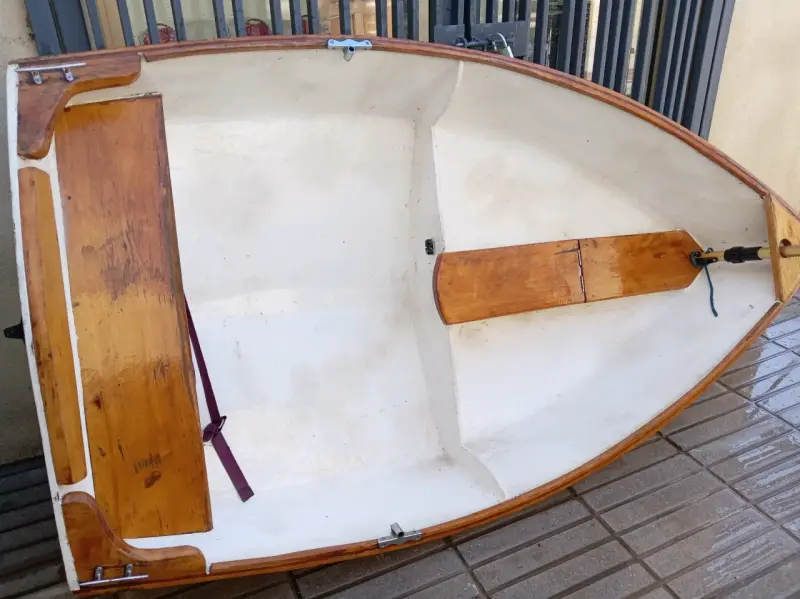 Bote de madera pequeño para pesca o recreación - 3