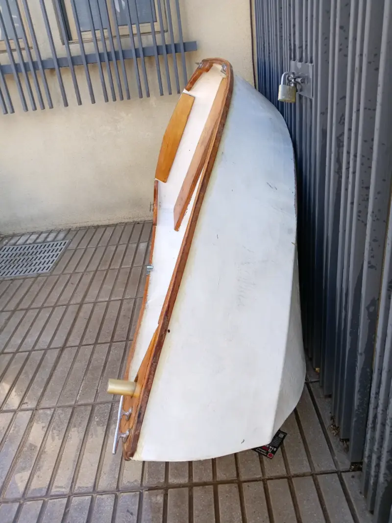 Bote de madera pequeño para pesca o recreación - 4