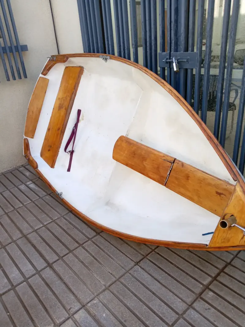 Bote de madera pequeño para pesca o recreación - 5