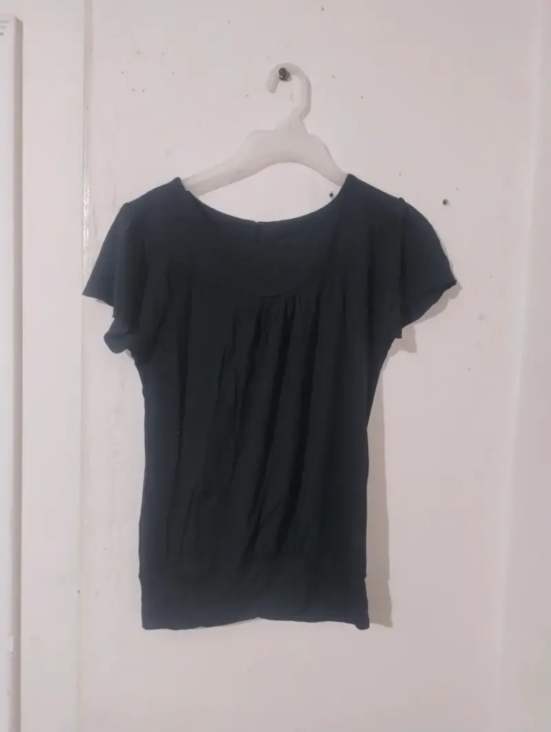 Blusa negra de manga corta para mujer