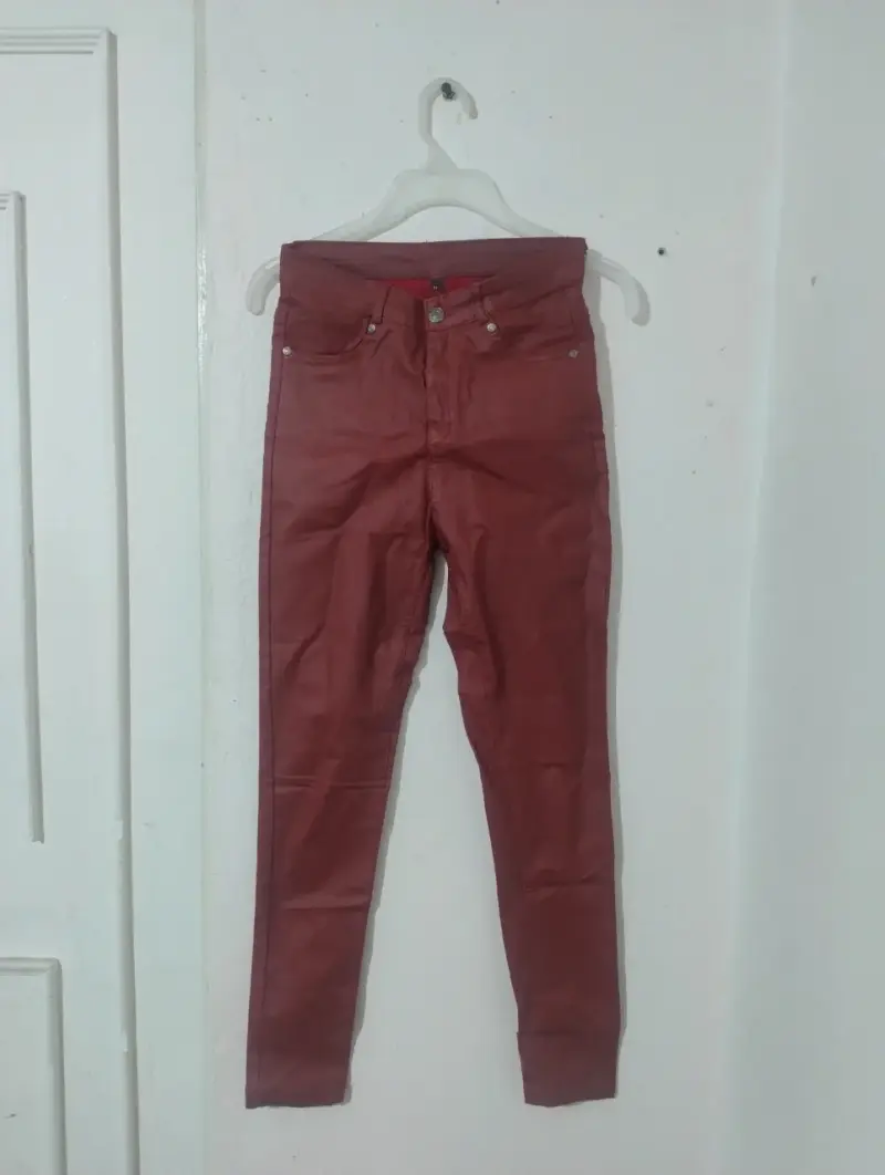 Pantalones ajustados color burdeos para mujer