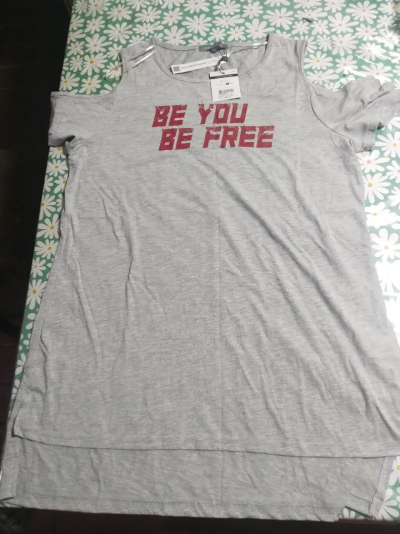Polera gris con mensaje 'Be You Be Free' - 1