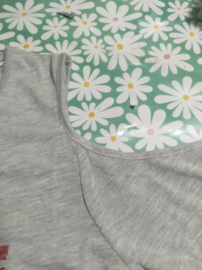 Polera gris con mensaje 'Be You Be Free' - 2