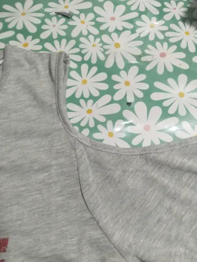 Polera gris con mensaje 'Be You Be Free' - miniatura 2