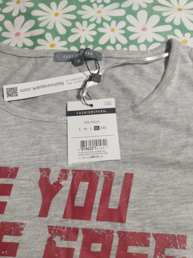 Polera gris con mensaje 'Be You Be Free' - 3