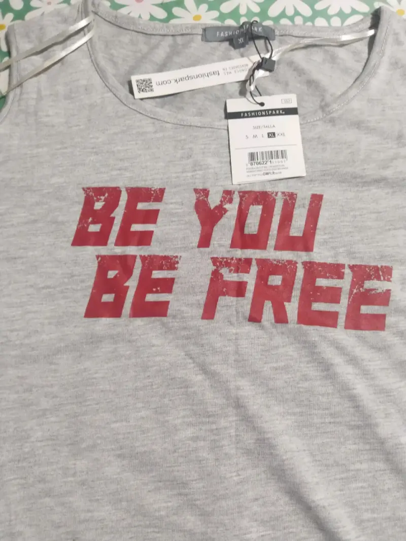Polera gris con mensaje 'Be You Be Free' - 4