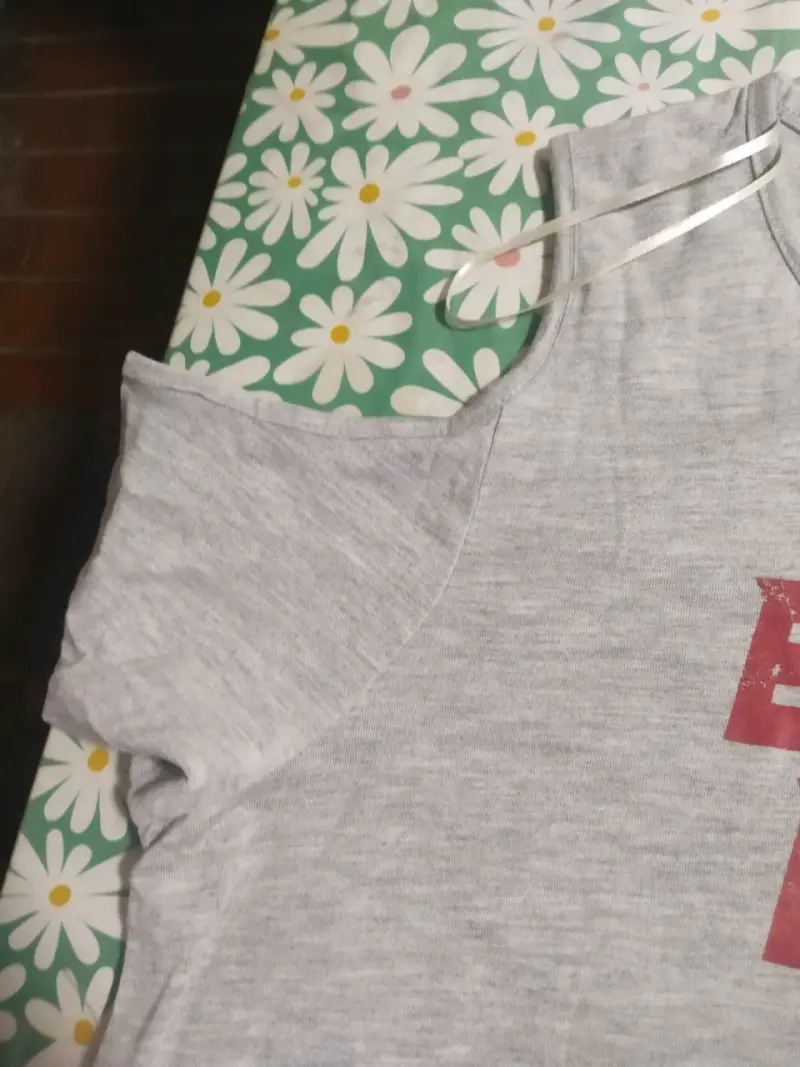 Polera gris con mensaje 'Be You Be Free' - 5
