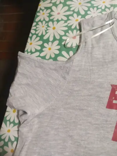 Polera gris con mensaje 'Be You Be Free' - miniatura 5