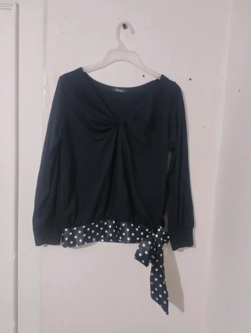 Blusa negra con lazo de lunares
