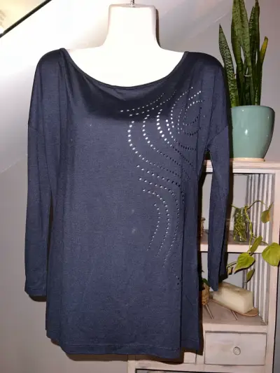 Polera azul con diseño perforado Benetton - miniatura 1