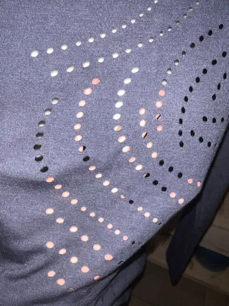 Polera azul con diseño perforado Benetton - 2