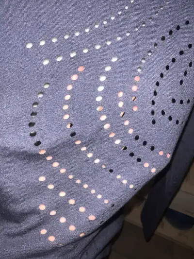Polera azul con diseño perforado Benetton - miniatura 2