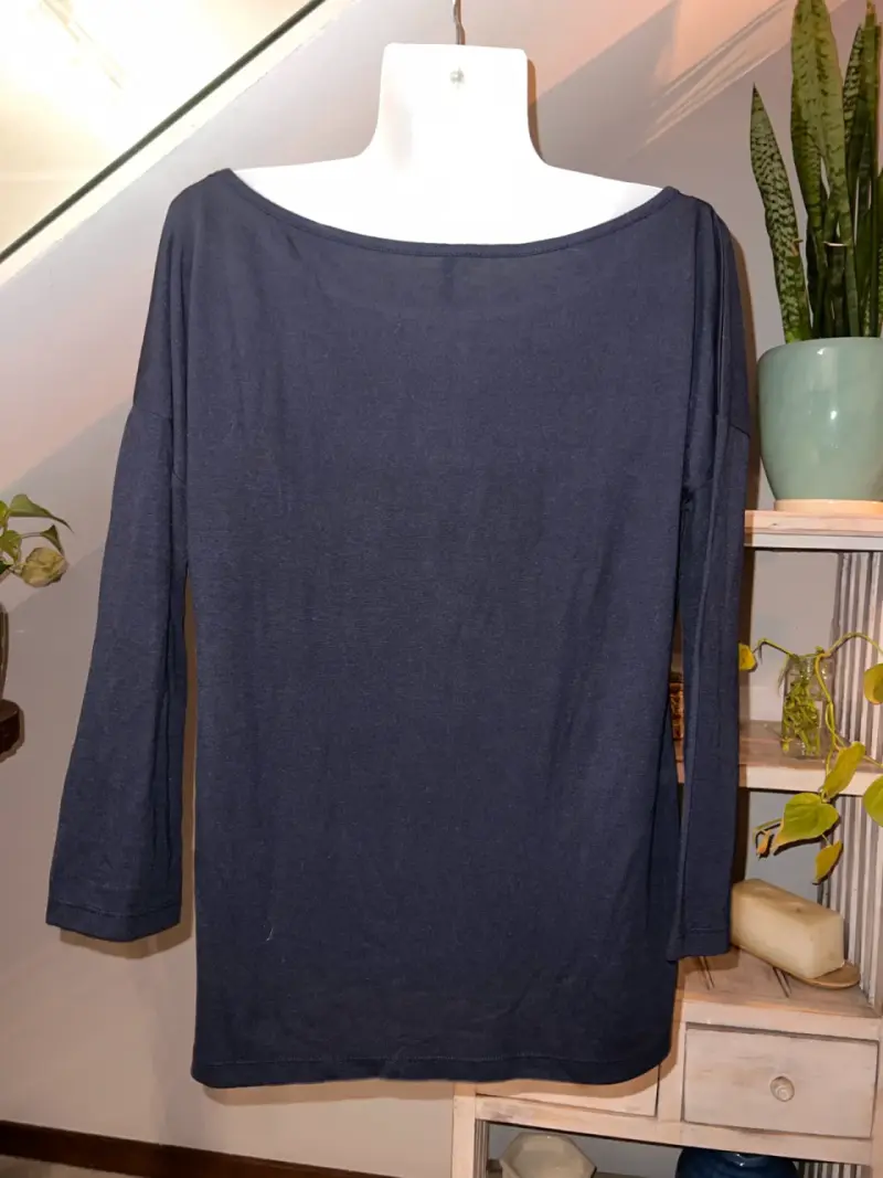 Polera azul con diseño perforado Benetton - 3