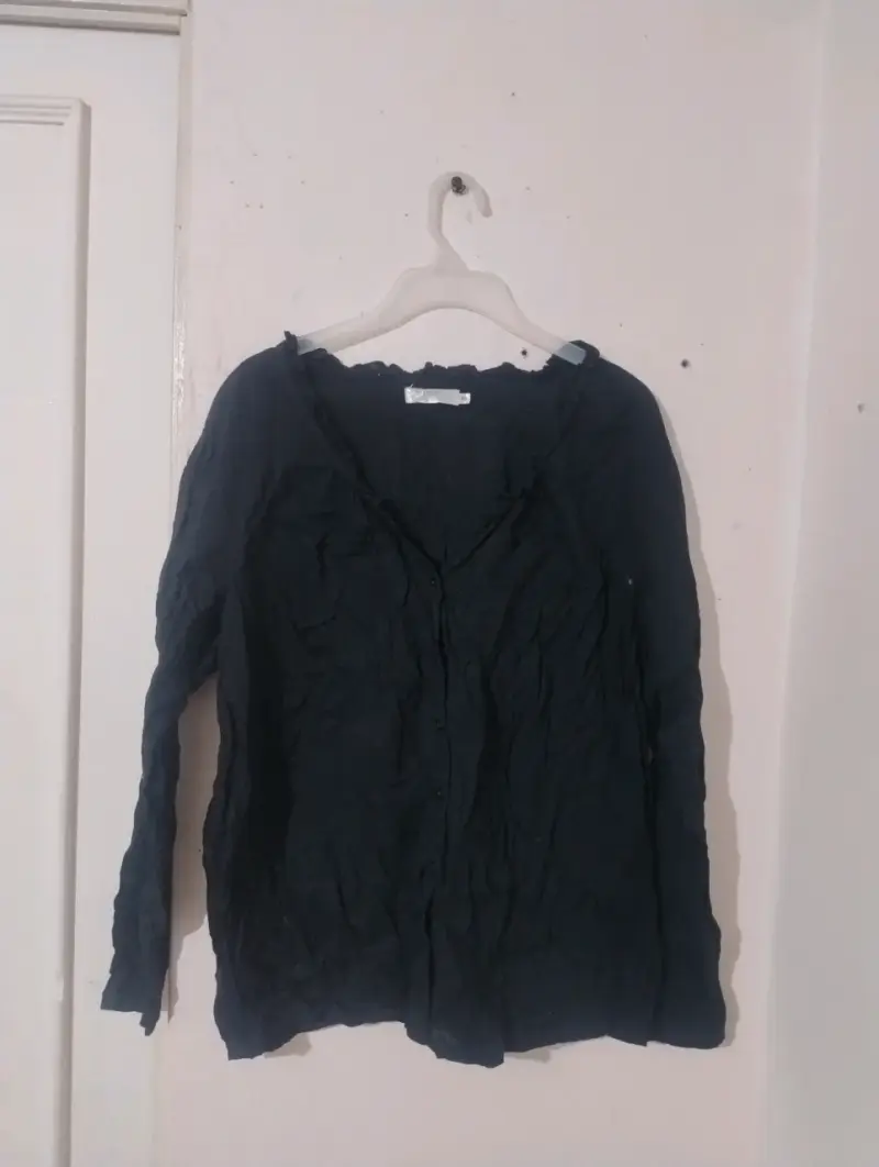Blusa negra de manga larga para mujer