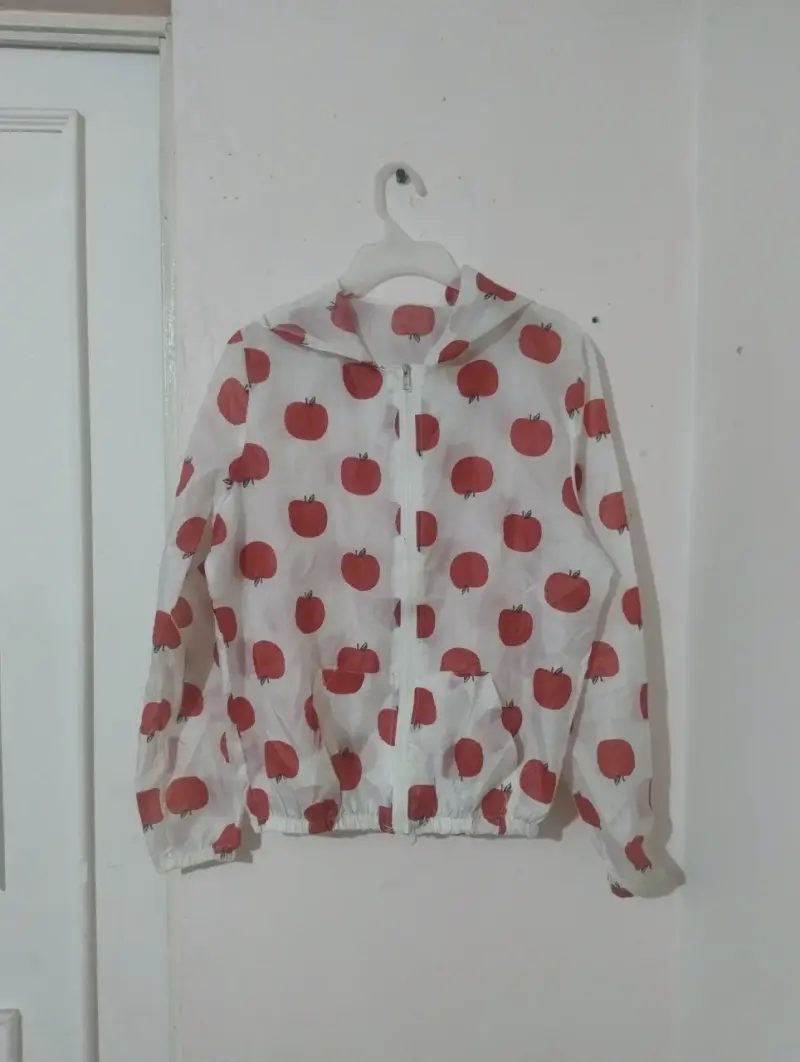 Chaqueta cortavientos con estampado de manzanas