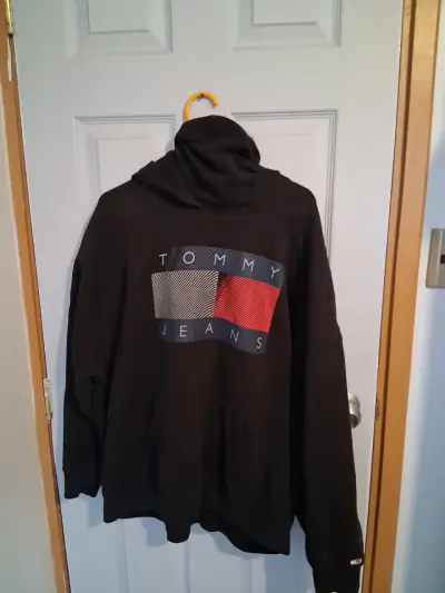 Polerón Tommy Jeans negro con logo - miniatura 1