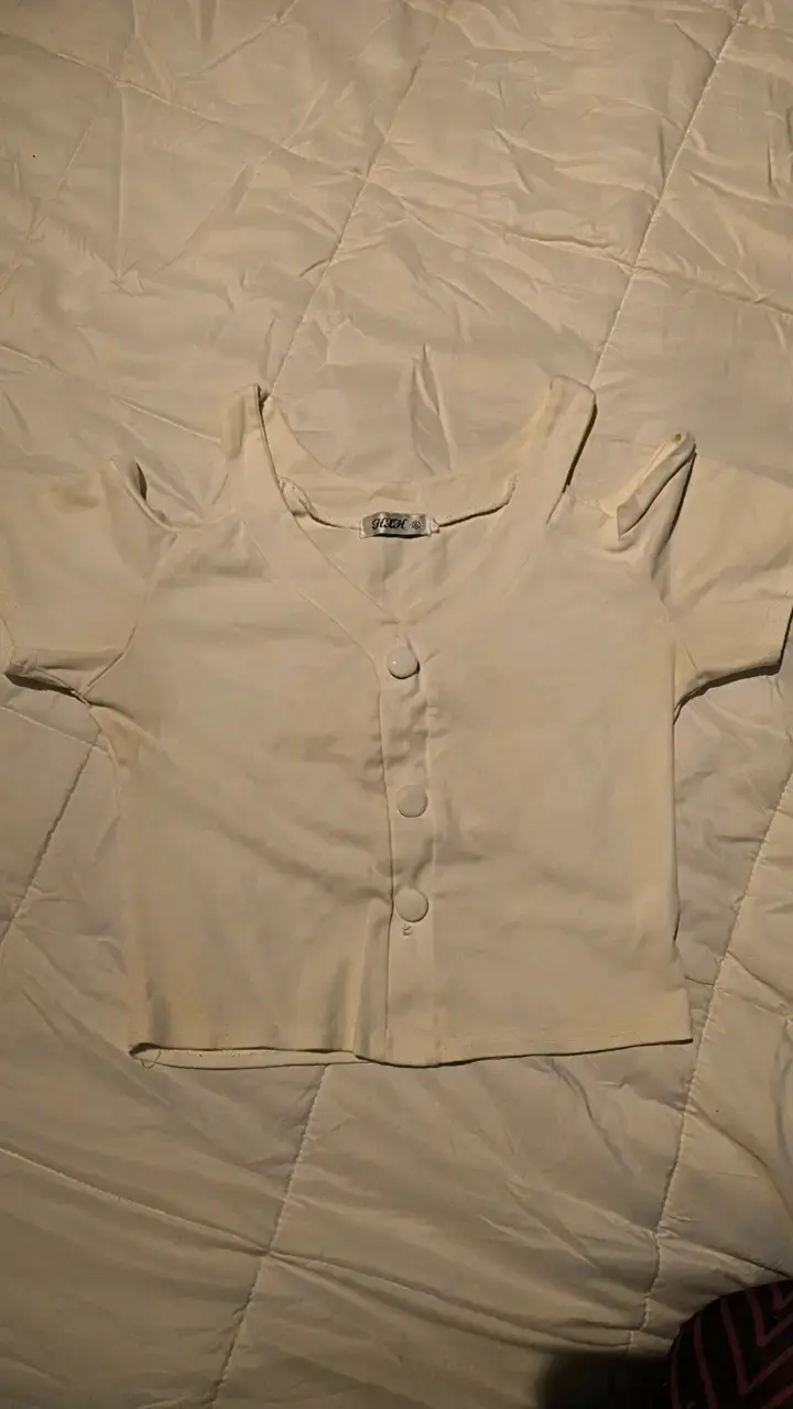 Crop blanco con botones y hombros descubiertos - 2