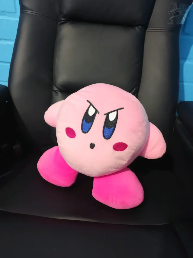 Peluche de kirby con expresión seria - 1