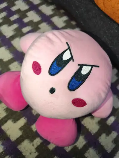 Peluche de kirby con expresión seria - miniatura 2