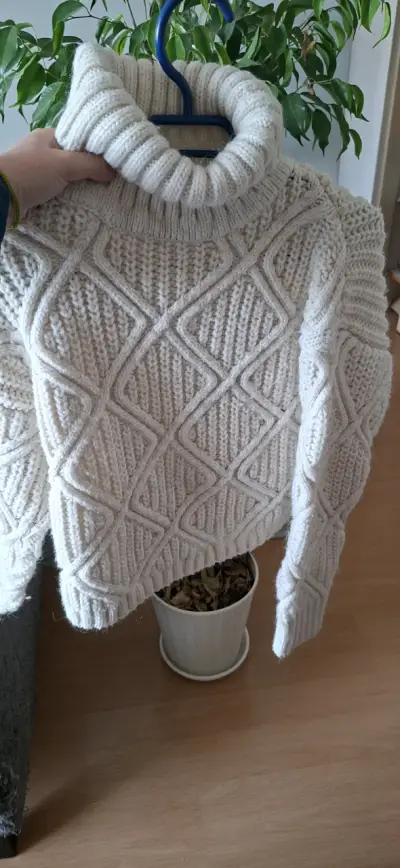 Suéter de lana tejido blanco con cuello alto - miniatura 1