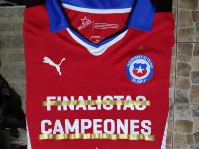 Camiseta Roja Chile Campeones 2015 Puma - miniatura 2